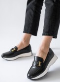 Ματ loafers με διακοσμητική αγκράφα 330.LL1476-L