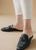 Flat mules με ψάθα και διακοσμητική αλυσίδα 330.F352-L