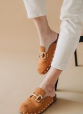 Suede clogs με τρουκς και διακοσμητική αλυσίδα 416.H103-C