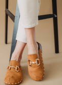 Suede clogs με τρουκς και διακοσμητική αλυσίδα 416.H103-C