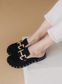 Suede clogs με τρουκς και διακοσμητική αλυσίδα 416.H103-C