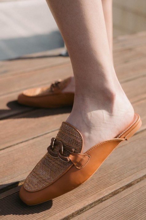 Flat mules με ψάθα και διακοσμητική αλυσίδα 330.F352-L