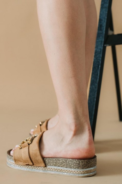 Suede flatforms με διακοσμητική αλυσίδα 424.893-4-C