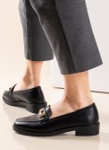 Ματ loafer με διακοσμητική αλυσίδα 330.5302-1-L