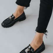 ADAMS Loafers λουστρίνι με διακοσμητικό V 004.848-23527-LU ΜΑΥΡΟ