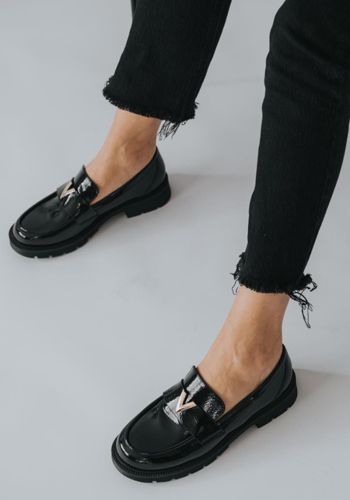 ADAMS Loafers λουστρίνι με διακοσμητικό V 004.848-23527-LU ΜΑΥΡΟ