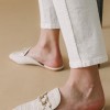 Flat mules με ψάθα και διακοσμητική αλυσίδα 330.F352-L ΜΠΕΖ