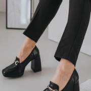 Loafers ψηλοτάκουνα με μεταλλικό διακοσμητικό και φιάπα 330.T2961-L ΜΑΥΡΟ