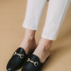 Flat mules με διακοσμητική αλυσίδα 416.LT2331-L ΜΑΥΡΟ