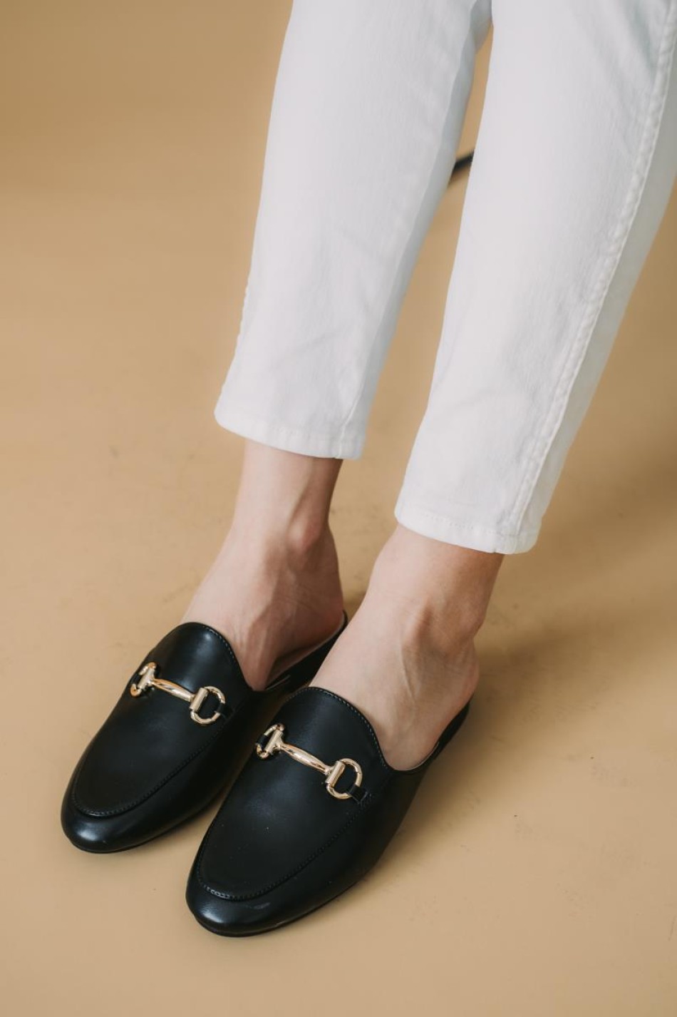 Flat mules με διακοσμητική αλυσίδα 416.LT2331-L ΜΑΥΡΟ