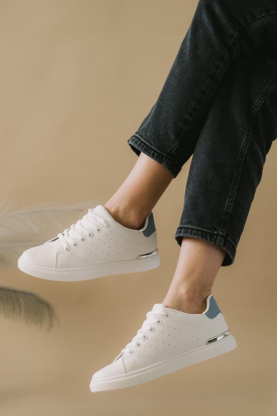 Tennis sneakers με μεταλλική λεπτομέρεια στο πίσω μέρος 330.LY639-L ΑΣΠΡΟ/ΓΑΛΑΖΙΟ