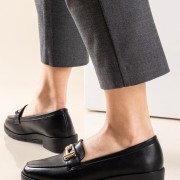 Ματ loafer με διακοσμητική αλυσίδα 330.5302-1-L ΜΑΥΡΟ