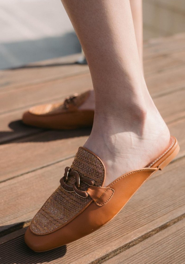 Flat mules με ψάθα και διακοσμητική αλυσίδα 330.F352-L ΤΑΜΠΑ