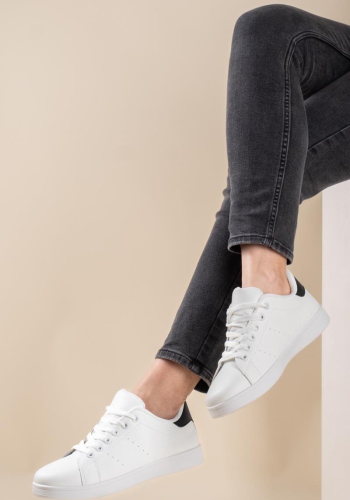 Tennis sneakers με εξωτερικές ραφές 330.D713-L ΑΣΠΡΟ/ΜΑΥΡΟ