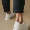 Tennis sneakers με μεταλλική λεπτομέρεια στο πίσω μέρος 330.LY639-L ΑΣΠΡΟ/ΑΣΗΜΙ