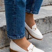 Flat loafers με χρυσή δοακοσμητική αλυσίδα 414.LL1044-L ΑΣΠΡΟ