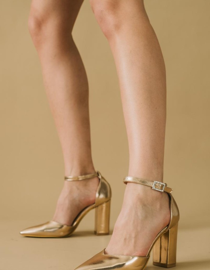 Γόβες μυτερές με σχέδιο V και ankle strap 330.LL1195-L CHAMPAGNE