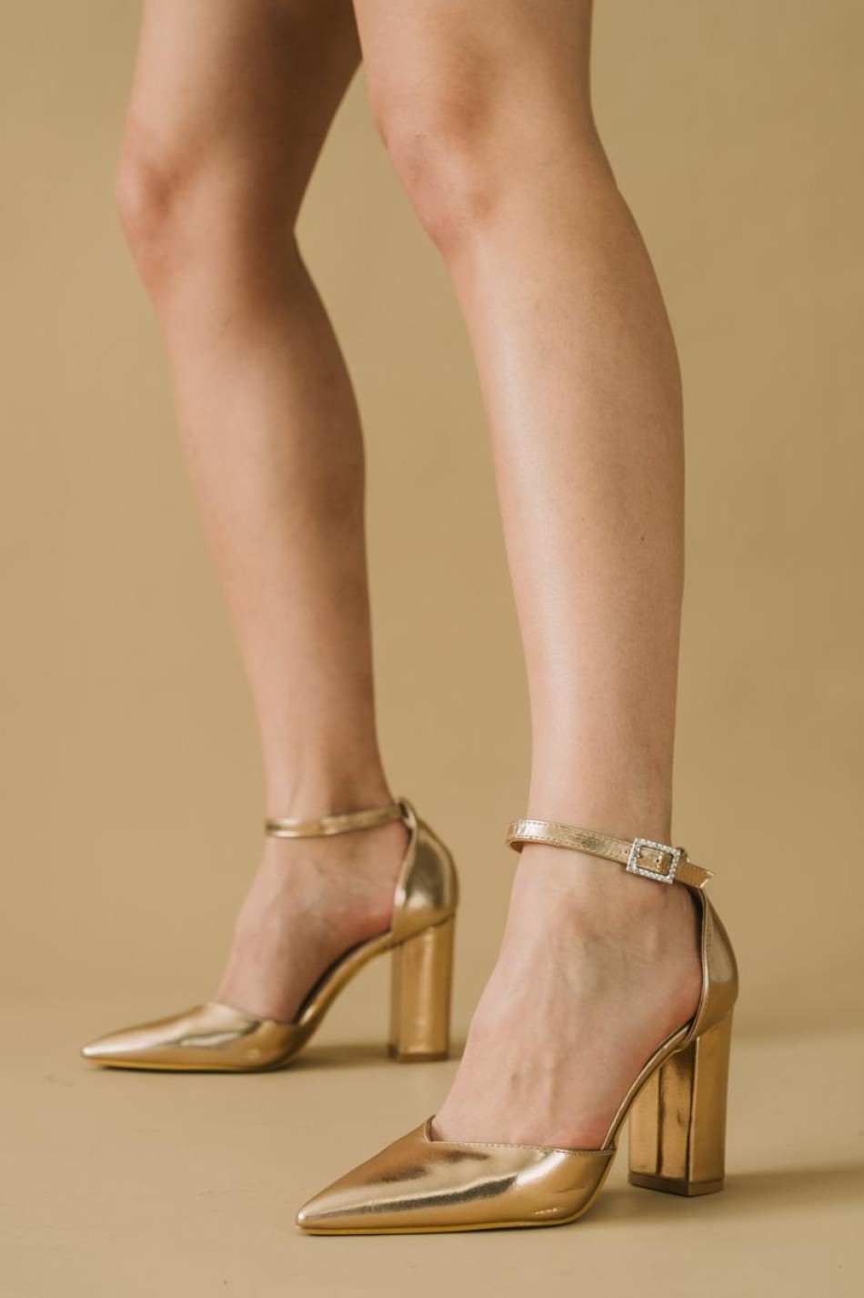 Γόβες μυτερές με σχέδιο V και ankle strap 330.LL1195-L CHAMPAGNE