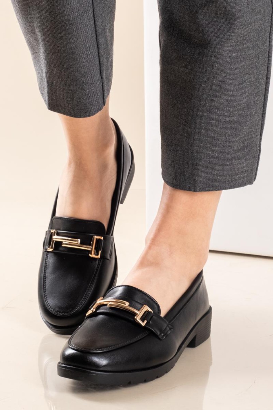 Ματ loafer με διακοσμητική αλυσίδα 330.5302-1-L ΜΑΥΡΟ