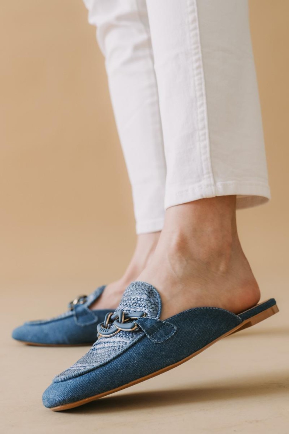 Flat mules με ψάθα και διακοσμητική αλυσίδα 330.F352-L JEAN