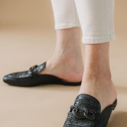 Flat mules με ψάθα και διακοσμητική αλυσίδα 330.F352-L ΜΑΥΡΟ