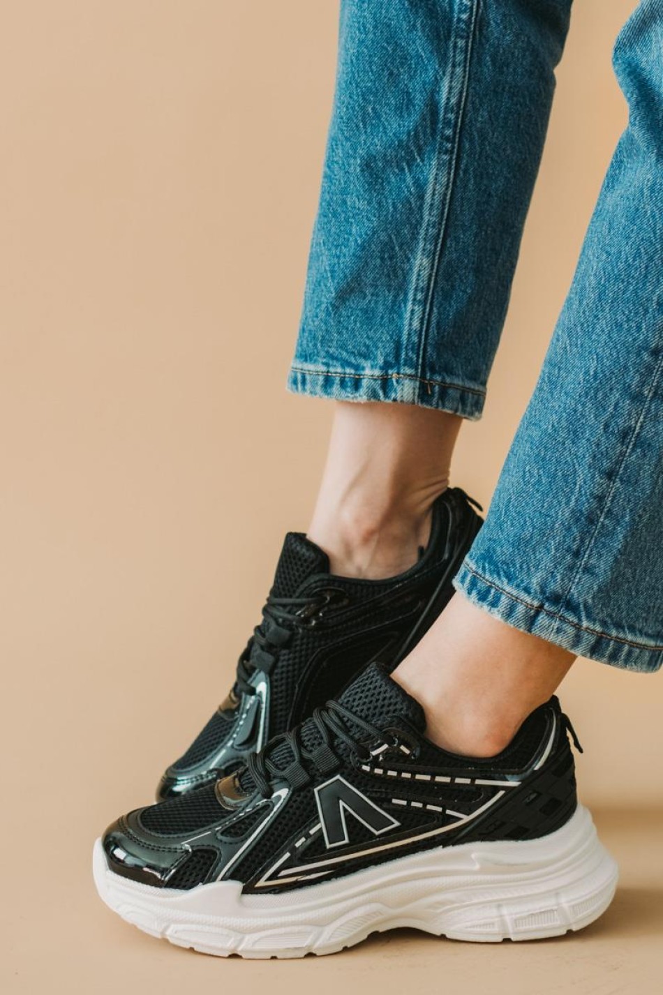 Chunky sneakers σε συνδυασμό υλικών 330.LY671-L ΜΑΥΡΟ/ΑΣΠΡΟ