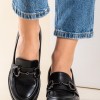 Heeled loafers με διακοσμητική αλυσίδα 431.JSZ94-L ΜΑΥΡΟ