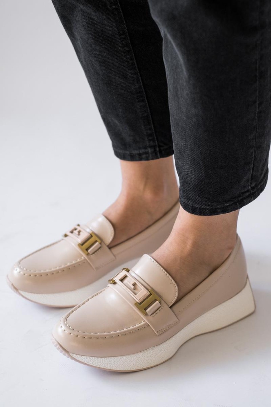 Ματ loafers με διακοσμητική αγκράφα 330.LL1476-L ΜΠΕΖ