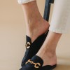 Flat suede mules με διακοσμητική αλυσίδα 416.G70019-C ΜΑΥΡΟ