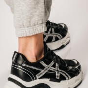 Running sneakers σε συνδυσμό υλικών ΜΑΥΡΟ/ΑΣΠΡΟ