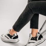 Δίσολα sneakers με μεταλλικό διακοσμητικό ΑΣΠΡΟ/ΜΑΥΡΟ