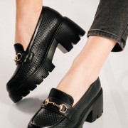 Heeled loafers με χρυσό διακοσμητικό ΜΑΥΡΟ