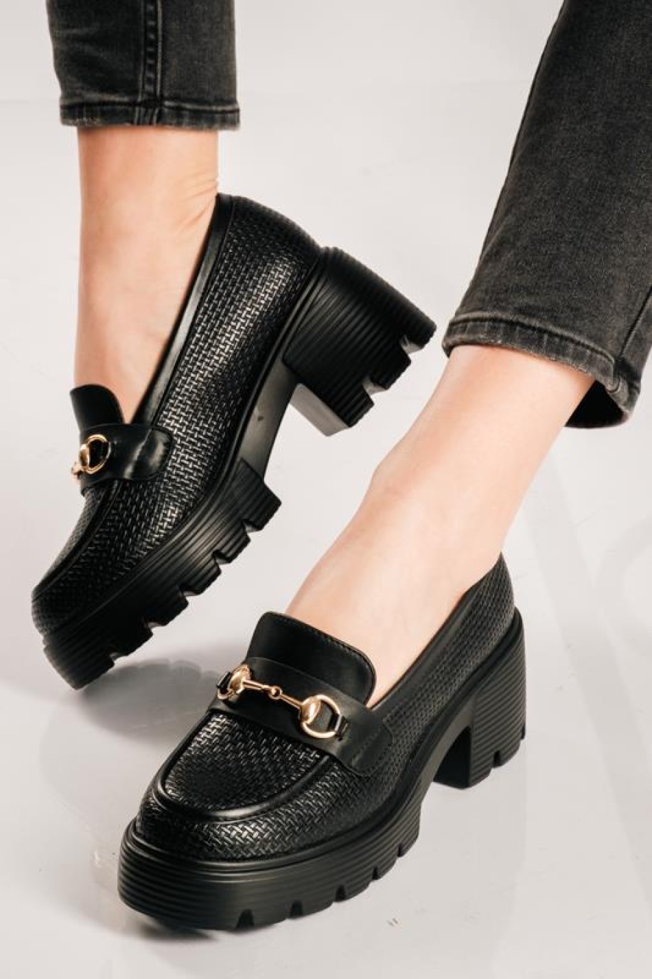 Heeled loafers με χρυσό διακοσμητικό ΜΑΥΡΟ