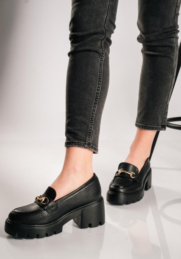 Heeled loafers με χρυσό διακοσμητικό ΜΑΥΡΟ