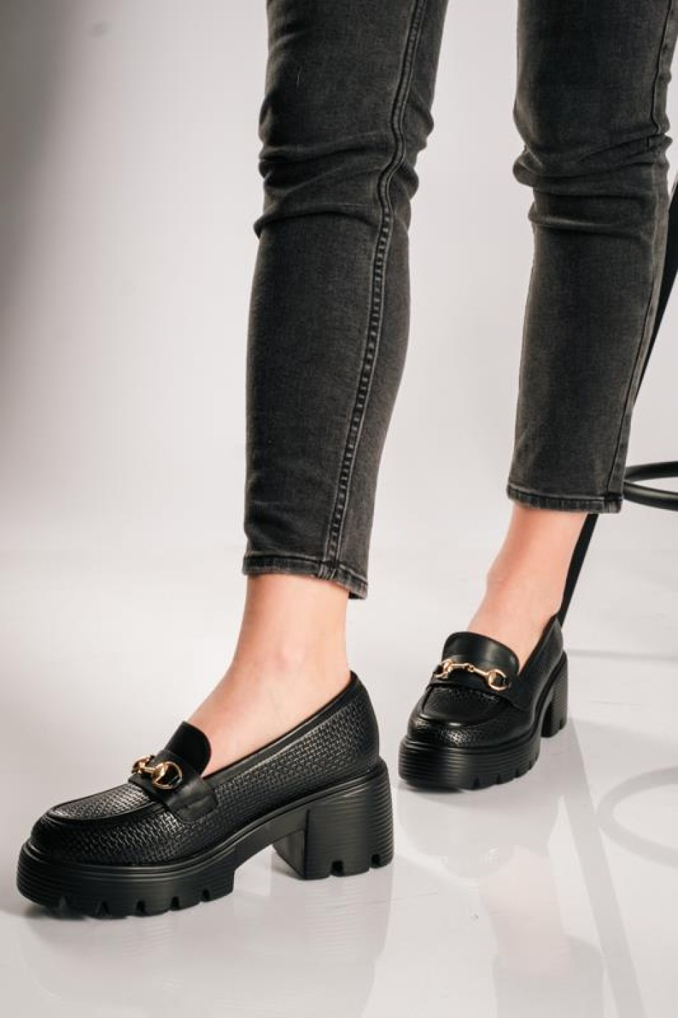 Heeled loafers με χρυσό διακοσμητικό ΜΑΥΡΟ