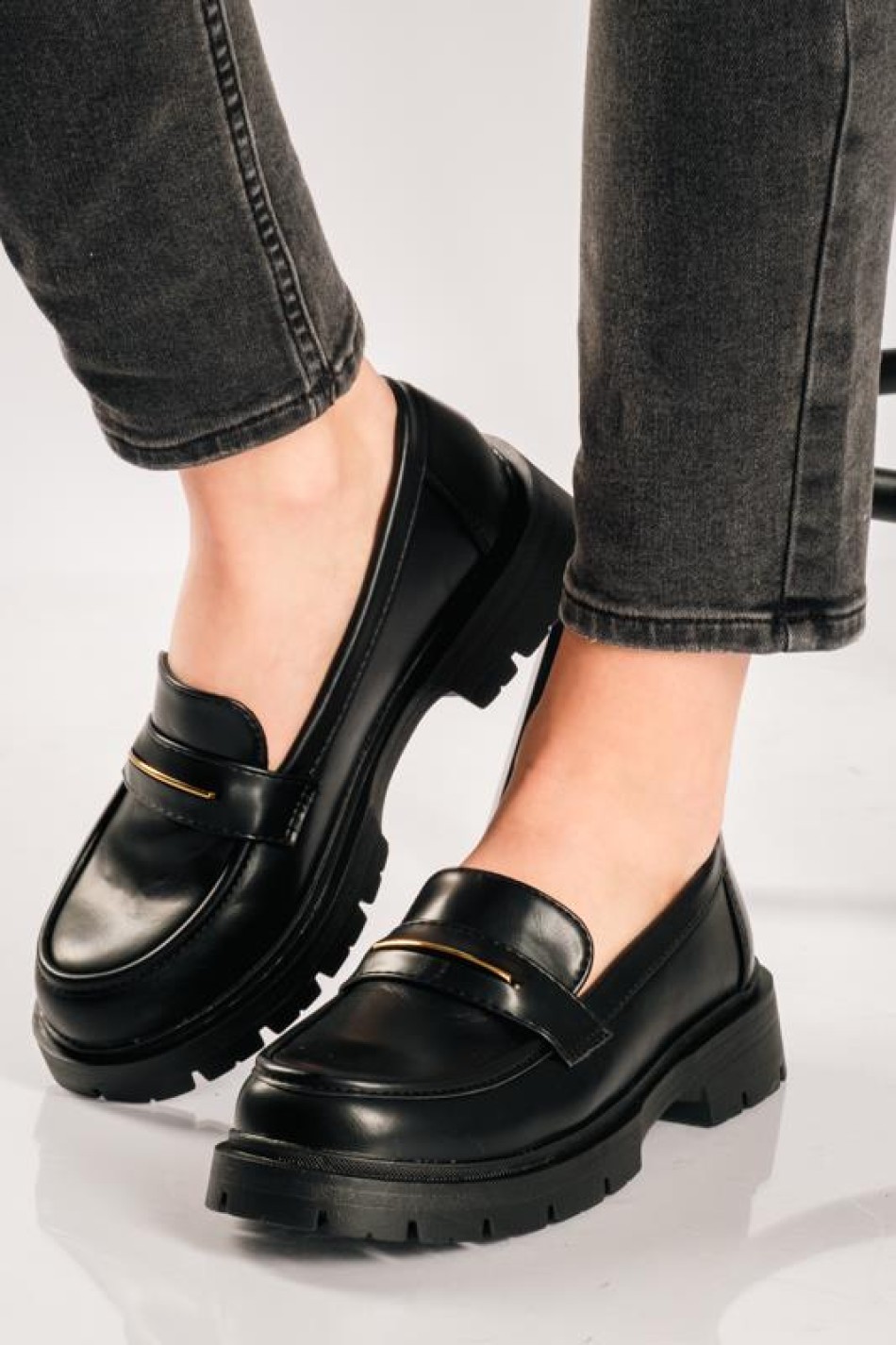 Chunky matte loafers με χρυσή λεπτομέρεια ΜΑΥΡΟ