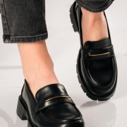 Chunky matte loafers με χρυσή λεπτομέρεια ΜΑΥΡΟ