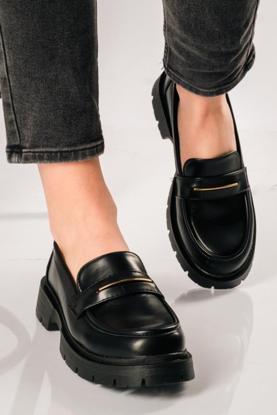 Chunky matte loafers με χρυσή λεπτομέρεια ΜΑΥΡΟ