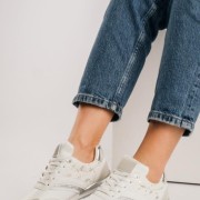 Δίσολα sneakers με μεταλλικό διακοσμητικό ΑΣΠΡΟ/ΑΣΗΜΙ