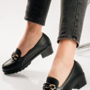 Heeled matte loafers με ανάγλυφο σχέδιο ΜΑΥΡΟ