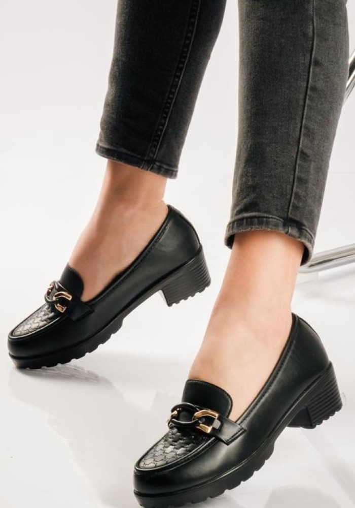 Heeled matte loafers με ανάγλυφο σχέδιο ΜΑΥΡΟ