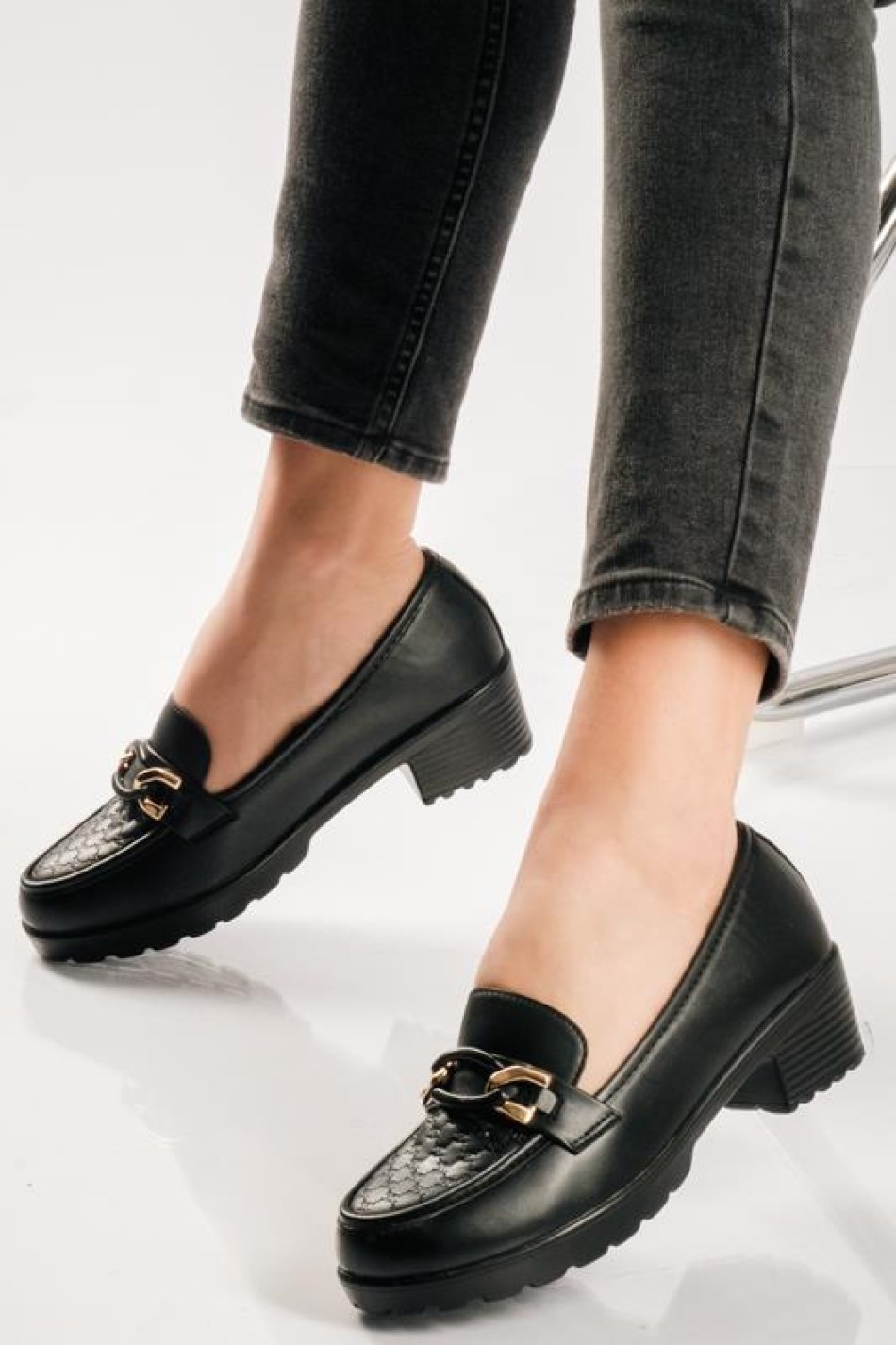 Heeled matte loafers με ανάγλυφο σχέδιο ΜΑΥΡΟ