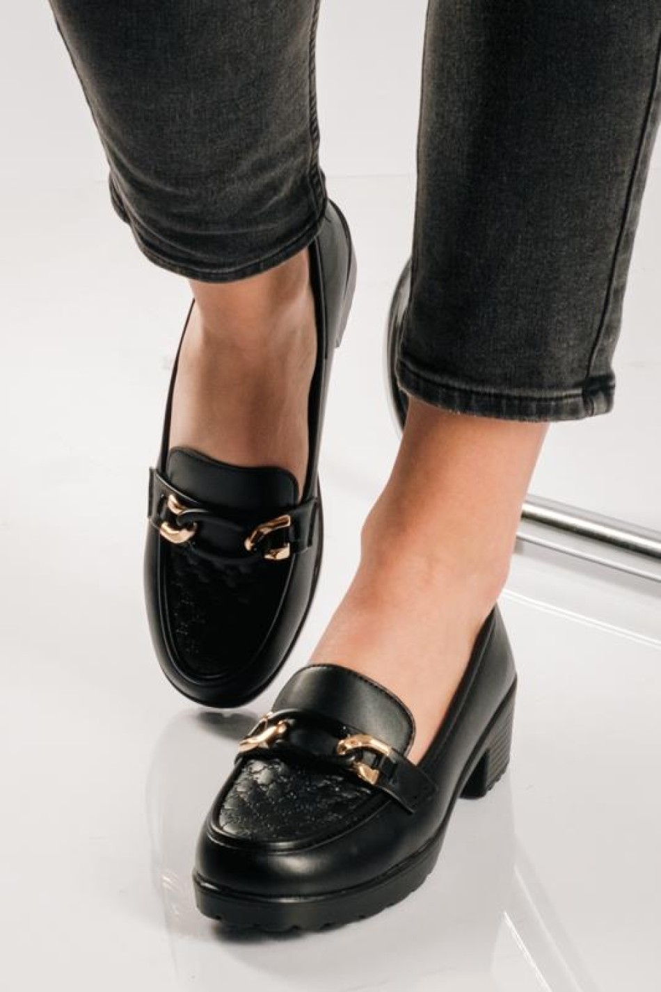 Heeled matte loafers με ανάγλυφο σχέδιο ΜΑΥΡΟ