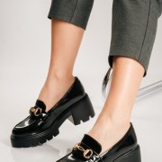 Heeled loafers με διακοσμητική αγκράφα ΜΑΥΡΟ