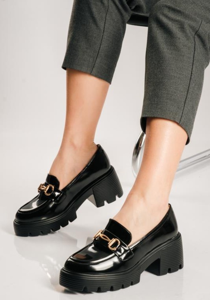 Heeled loafers με διακοσμητική αγκράφα ΜΑΥΡΟ