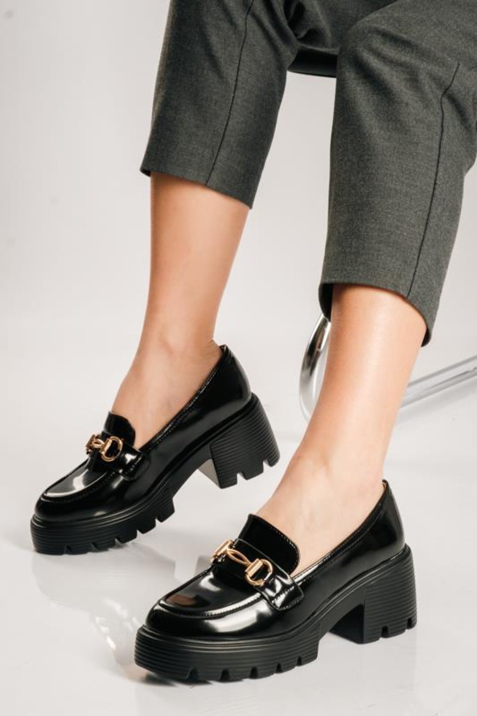 Heeled loafers με διακοσμητική αγκράφα ΜΑΥΡΟ