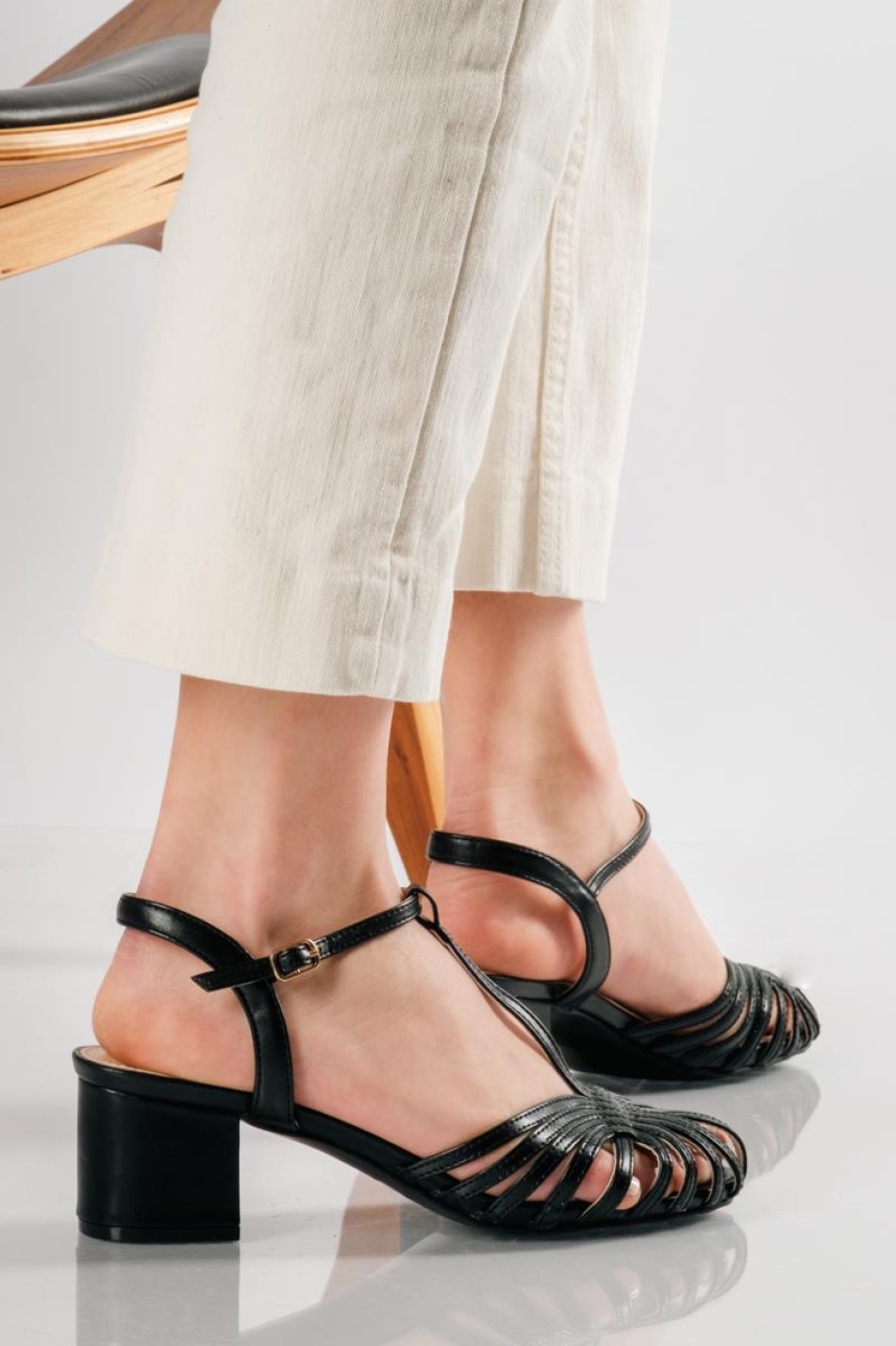 Slingback γόβες με ιδιαίτερο t-strap σχέδιο ΜΑΥΡΟ